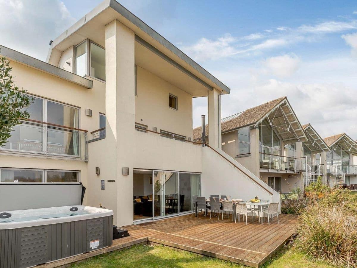 Cotswolds Lakehouse, With Hot Tub & Spa Access, Lower Mill Estate Somerford Keynes Dış mekan fotoğraf