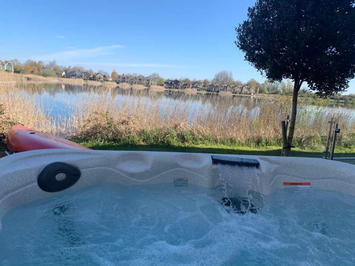 Cotswolds Lakehouse, With Hot Tub & Spa Access, Lower Mill Estate Somerford Keynes Dış mekan fotoğraf