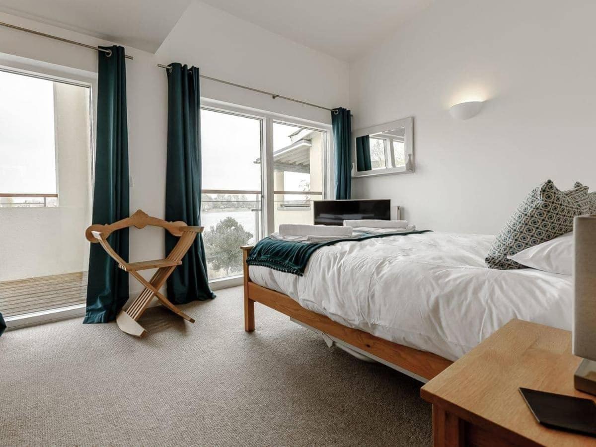 Cotswolds Lakehouse, With Hot Tub & Spa Access, Lower Mill Estate Somerford Keynes Dış mekan fotoğraf