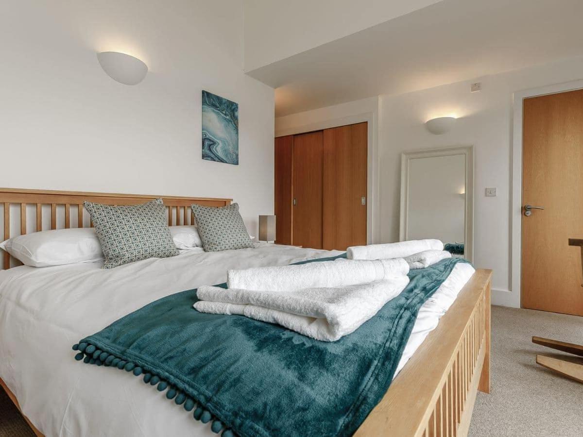 Cotswolds Lakehouse, With Hot Tub & Spa Access, Lower Mill Estate Somerford Keynes Dış mekan fotoğraf