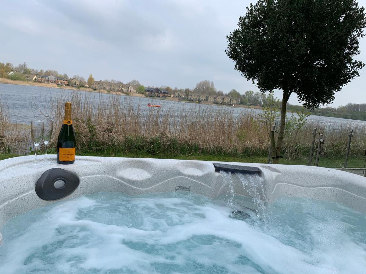 Cotswolds Lakehouse, With Hot Tub & Spa Access, Lower Mill Estate Somerford Keynes Dış mekan fotoğraf
